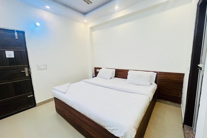 Room 5 of 9