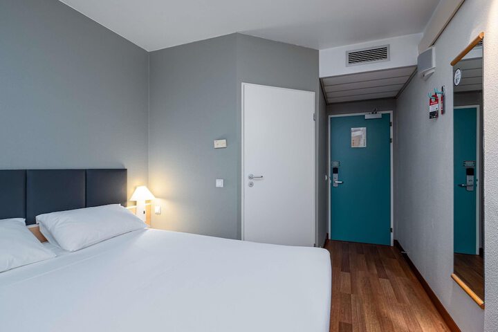 Room 9 of 77
