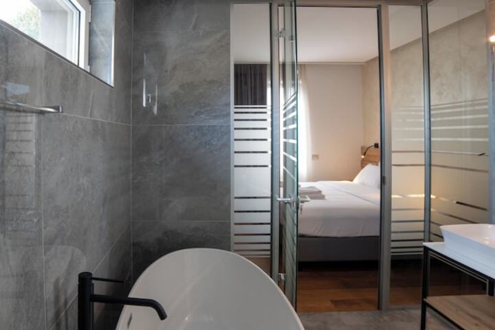 Room 32 of 47