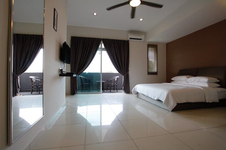 Room 6 of 33
