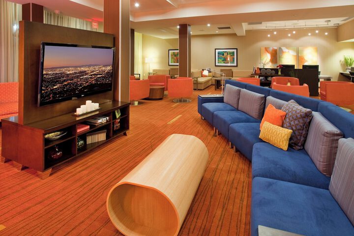 Lobby lounge