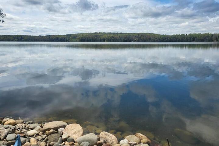 Crescent Lakehouse - Surf Ski and Serenity