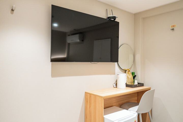 Room 9 of 12