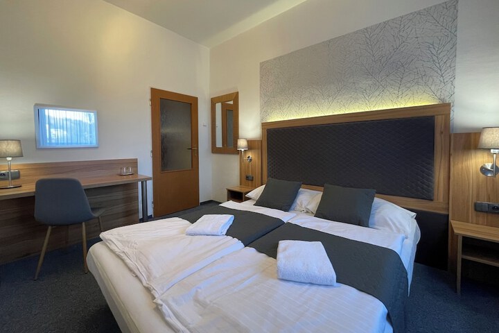 Room 7 of 28