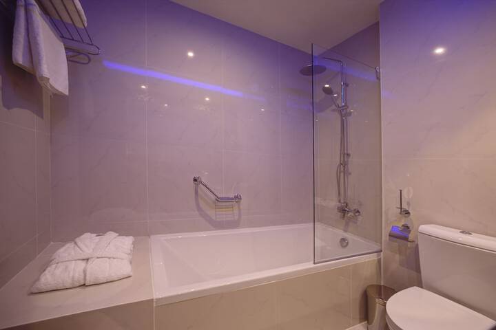 Deep soaking bathtub