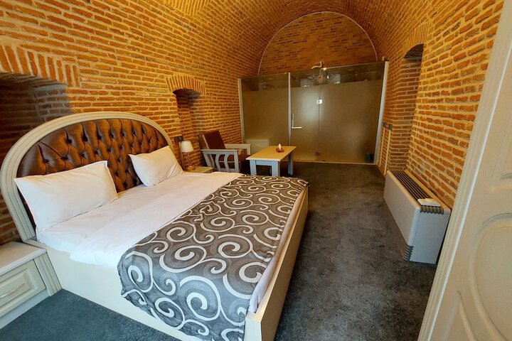 Room 9 of 16