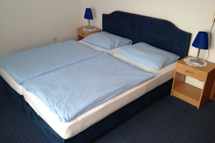 Room 13 of 32