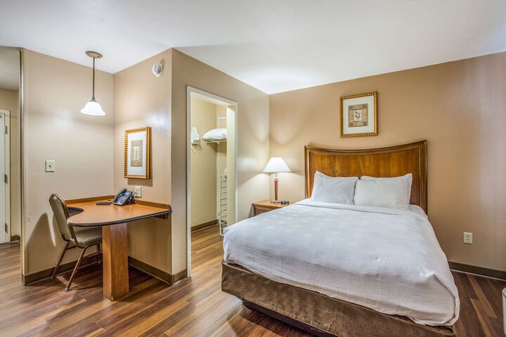 1 Queen Bed Efficiency Suite (14 of 15)
