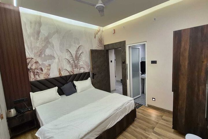 Room 3 of 10