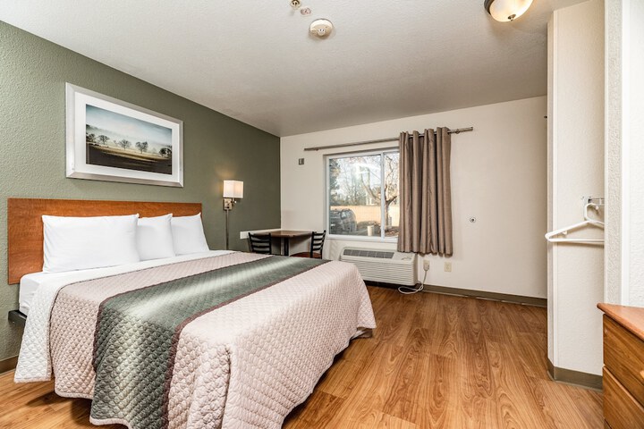 Studio Queen Bed (4 of 15)