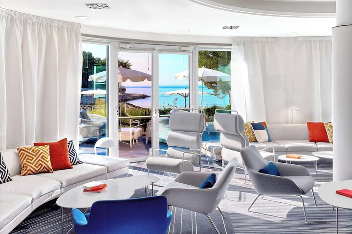 Lounge 141 of 212