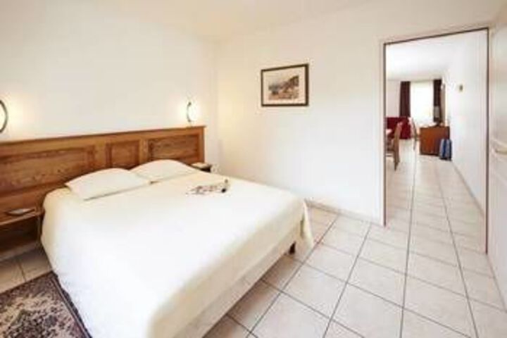 Room 4 of 9