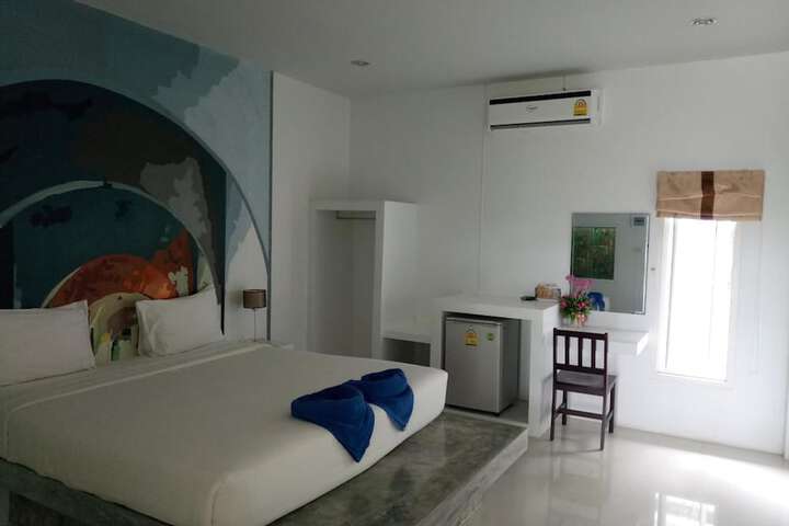 Room 8 of 28