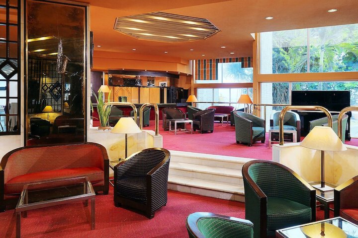 Lounge 17 of 23