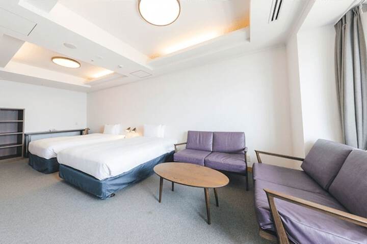 Room 12 of 136