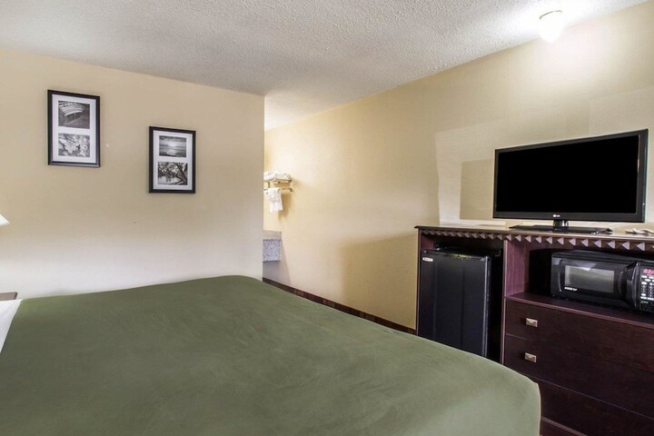 1 King Bed (3 of 8)