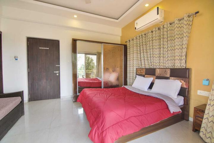 Room 8 of 34
