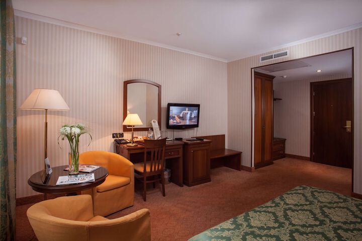Room 42 of 177