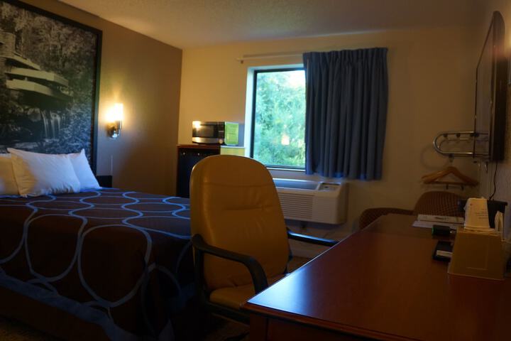 1 Queen Bed (10 of 16)