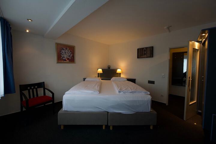 Room 13 of 27