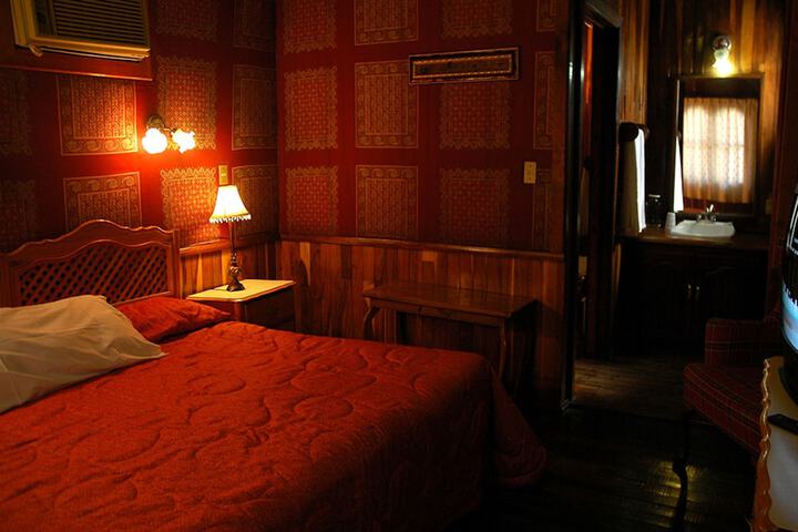 Room 8 of 11