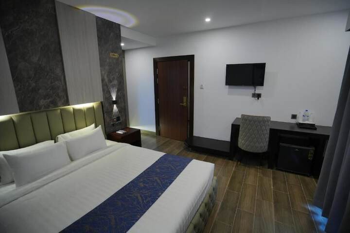 Room 26 of 77