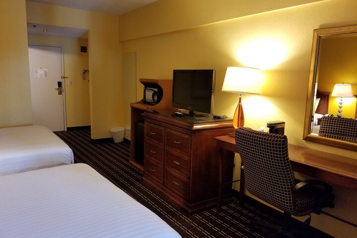 2 Queen Beds (4 of 4)