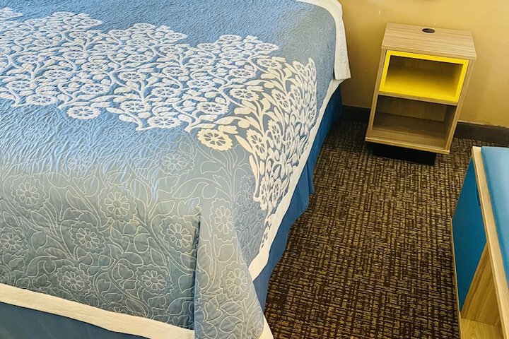 1 King Bed (8 of 9)