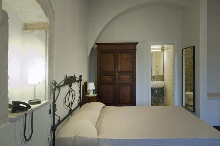 Room 25 of 43