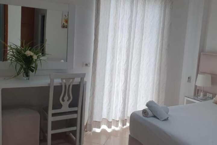 Room 4 of 106