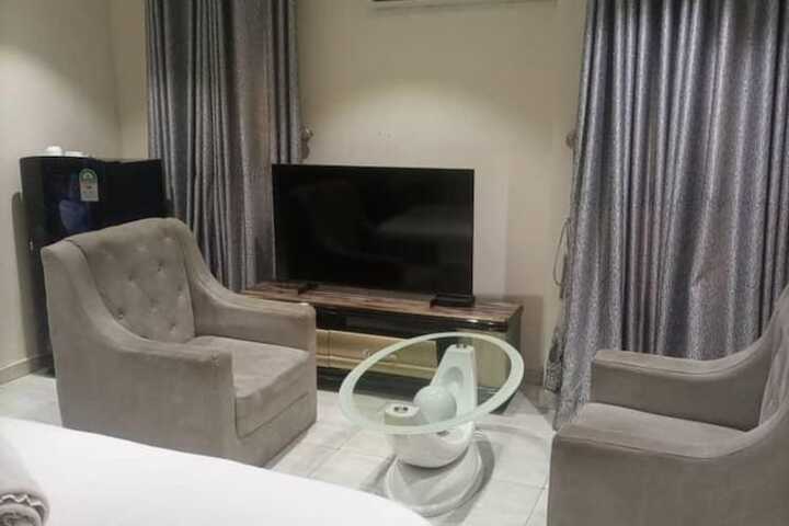 Room 10 of 33