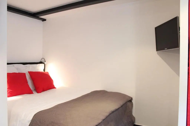 Room 8 of 10