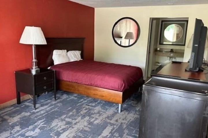 Basic Single Room (5 of 5)