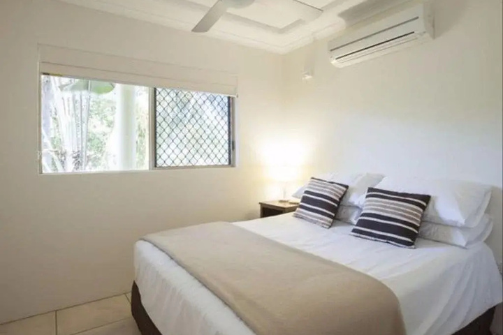 Room 2 of 10
