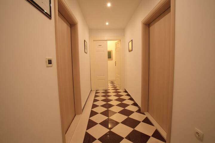 Ballroom/Hall 116 of 132
