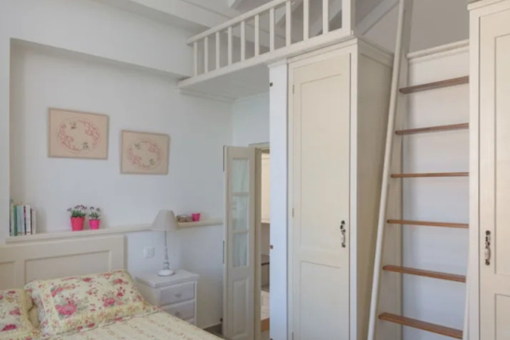 Room 4 of 8