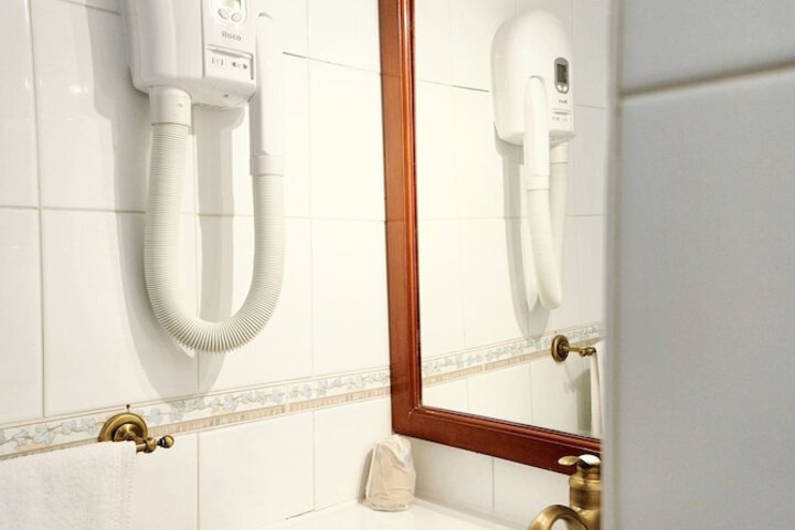Room 32 of 142