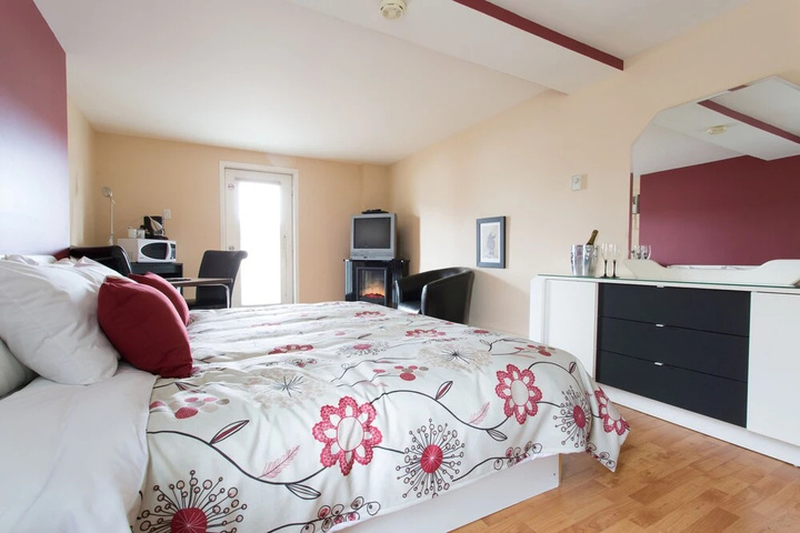 Room 6 of 12