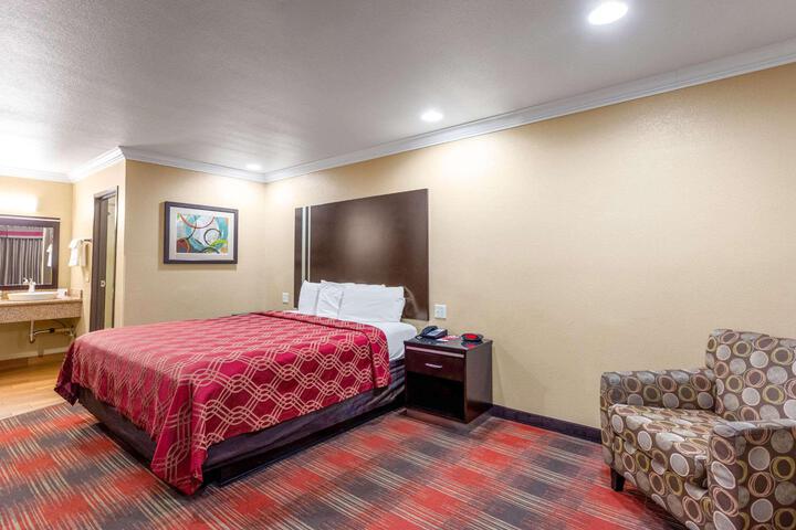 1 King Bed (15 of 19)