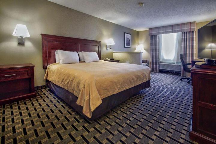 1 King Bed (10 of 13)