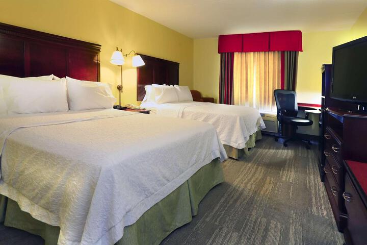2 Queen Beds with Activity Desk (7 of 19)