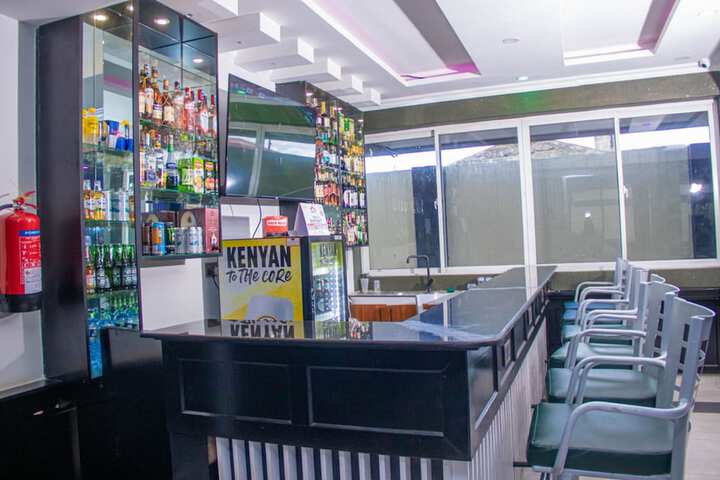 Lounge 77 of 98