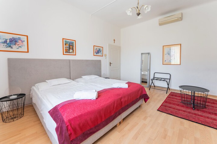 Room 53 of 82