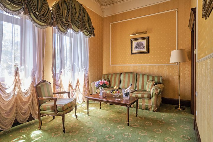 Room 26 of 85