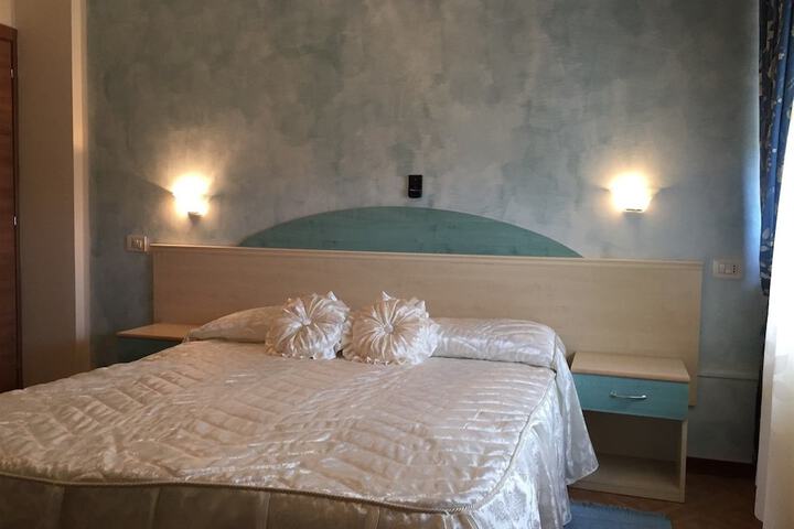 Room 9 of 38