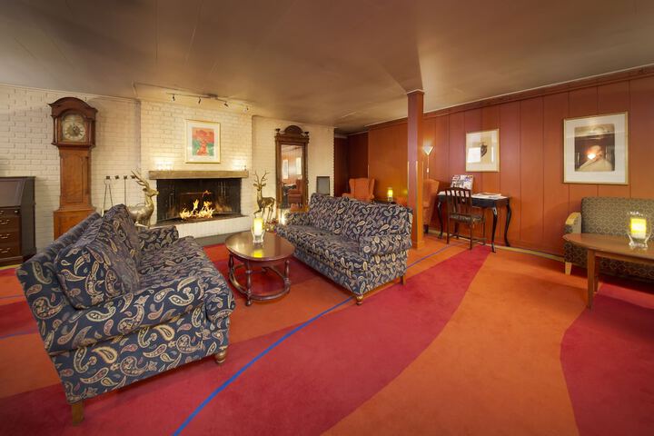 Lounge 37 of 39