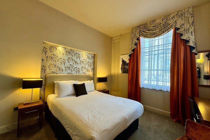 Room 10 of 32