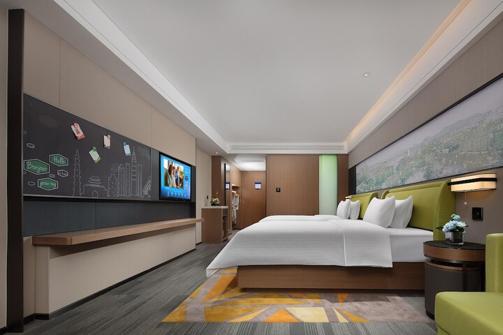 Room 7 of 12