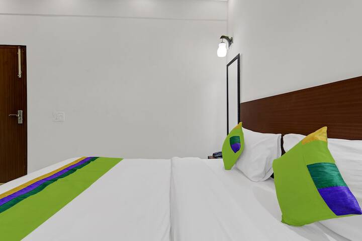 Room 8 of 33