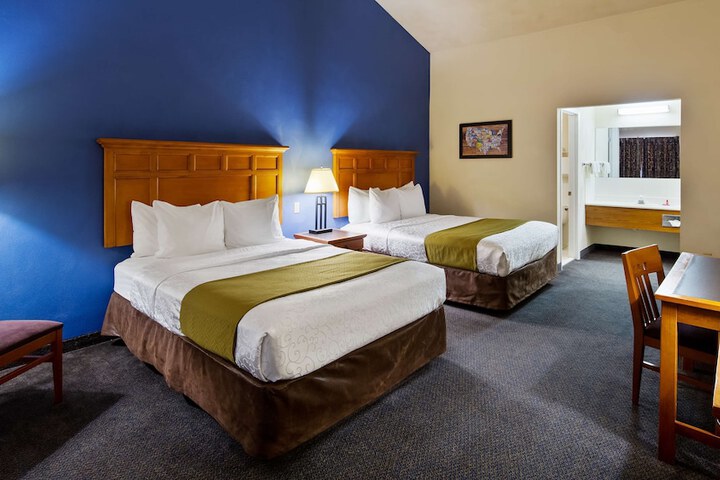 1 Queen Accessible Roll in Shower Desk Microwave, Refrigerator WiFi Continentalbreakfas (5 of 20)